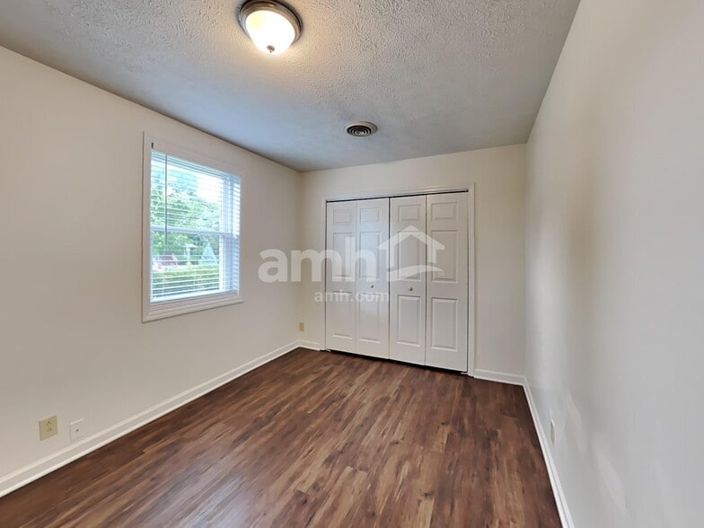 Building Photo - 307 Briarwood Ln