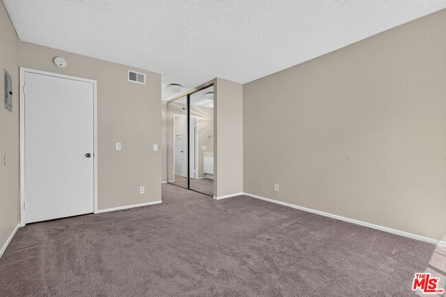 Building Photo - 2554 Olive Dr