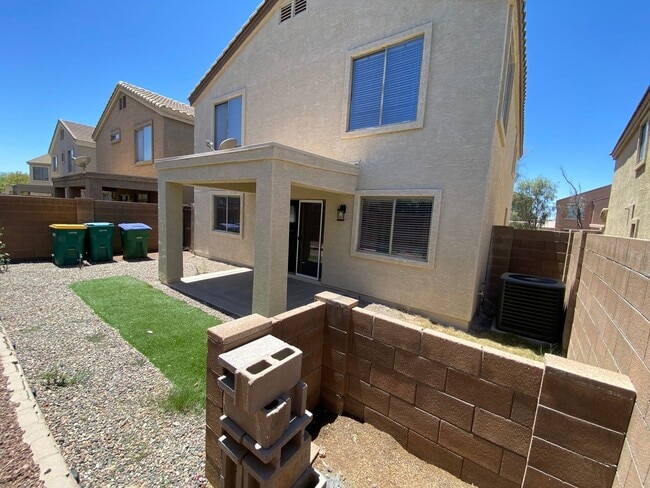 Building Photo - 4 Bedroom, 3 bath, two story with loft in ...