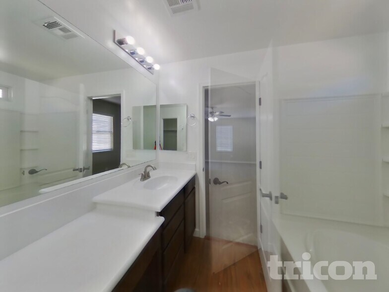 Building Photo - 5213 S 23rd Pl