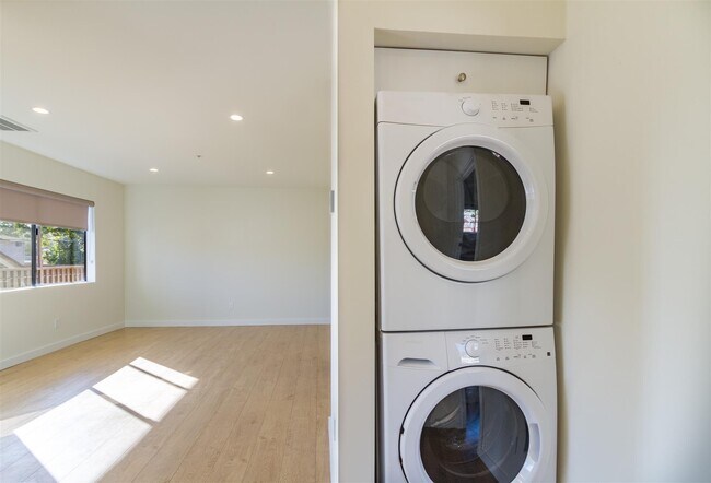 2BD/2BA Laundry Machines and Bedroom - 297