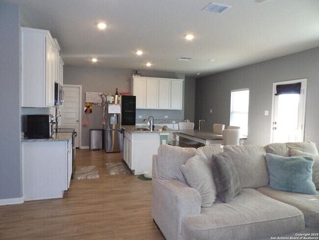 Building Photo - Beautiful and Spacious 4 Bedroom