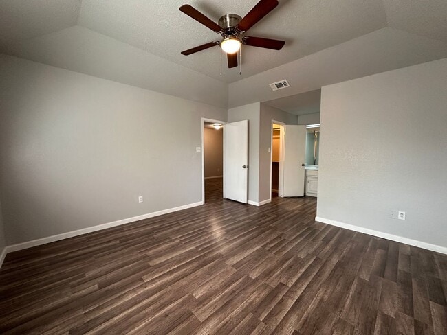 Building Photo - Spacious 3 bedroom, 2 full Bath Duplex Loc...