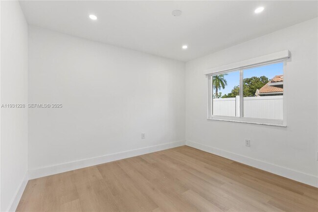 Building Photo - 16859 Crestview Ln