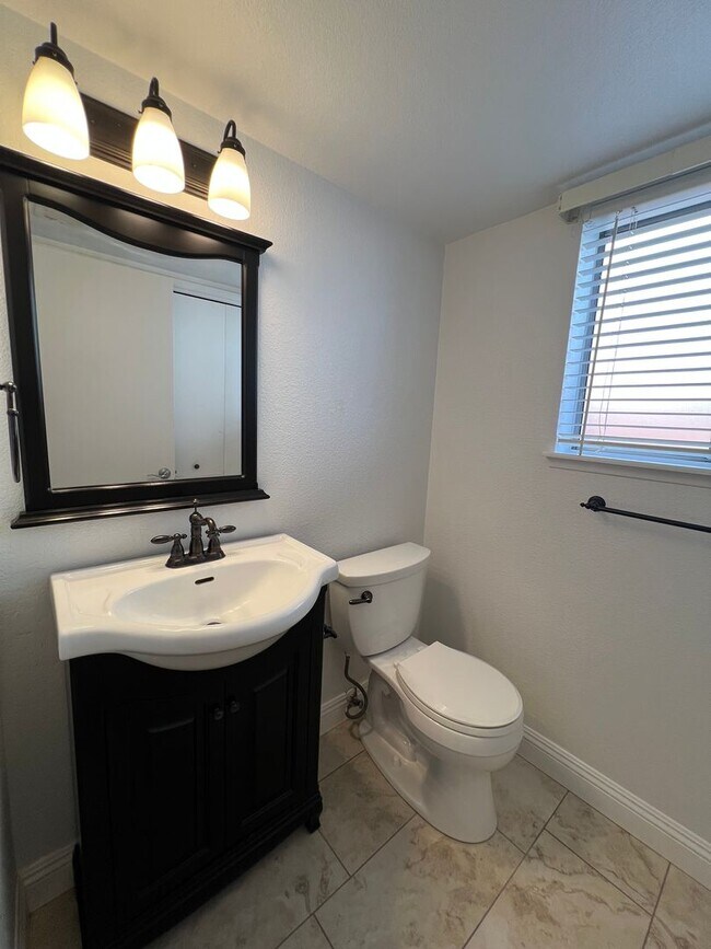 Building Photo - 7501 Canyon Clover Dr