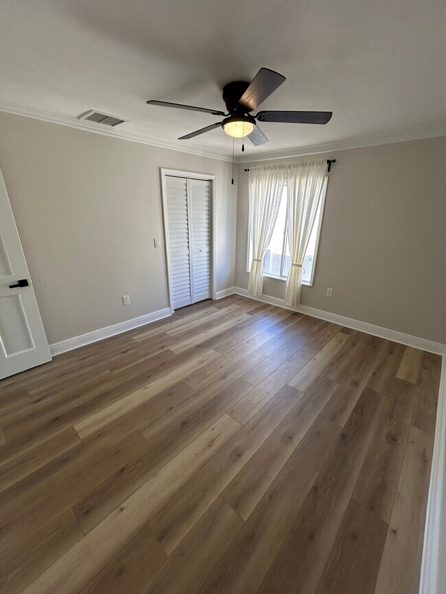 Building Photo - 3848 N Lake Dr