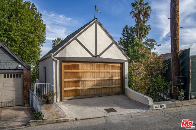 Building Photo - 4458 Dundee Dr