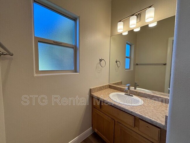 Building Photo - 700 N Main St