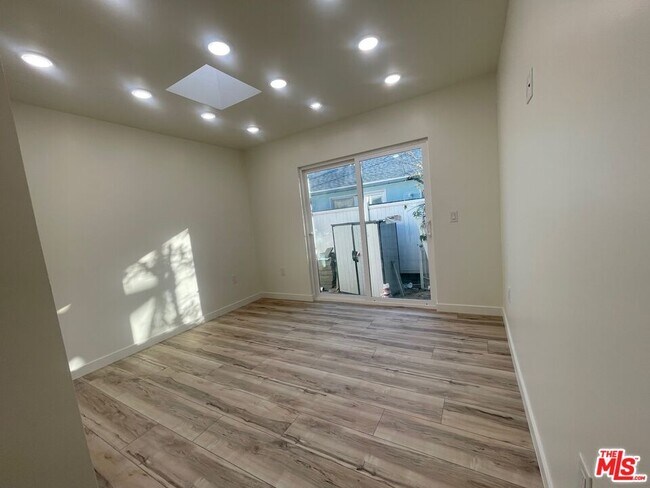 Building Photo - 2025 Ocean Park Blvd