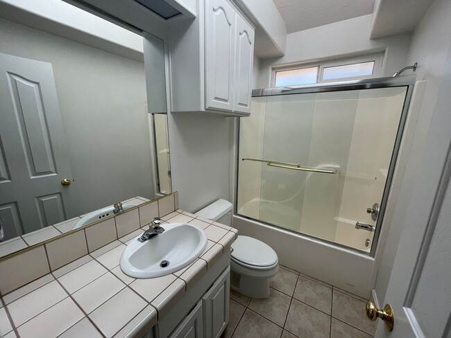 Building Photo - Lovely 3 Bed 2 Bath House in River Road Area