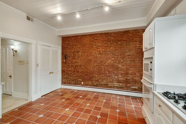 Building Photo - 3 Bed 2.5 Bathroom - Capitol Hill Rowhome - Driveway For Parking