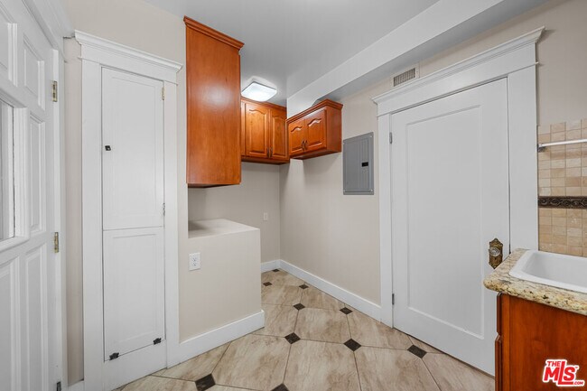 Building Photo - 1728 N Van Ness Ave