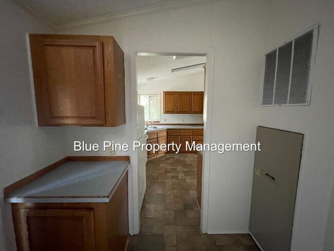 Building Photo - 587 W 10 S