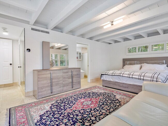 Building Photo - 411 Poinciana Dr