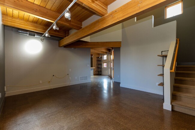 Building Photo - Hip Loft Living in Prospect!