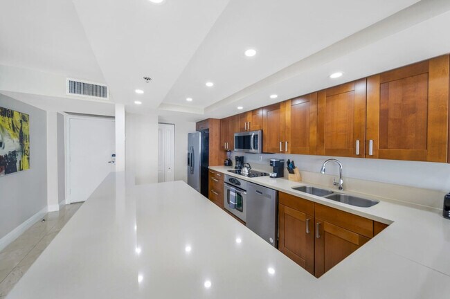 Building Photo - 1717 N Bayshore Dr