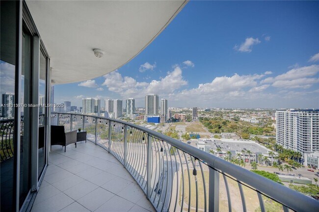 Building Photo - 1750 N Bayshore Dr