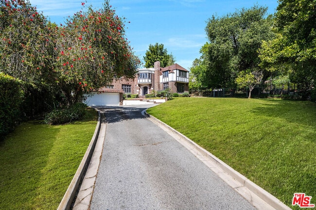 Building Photo - 2441 Glendower Ave