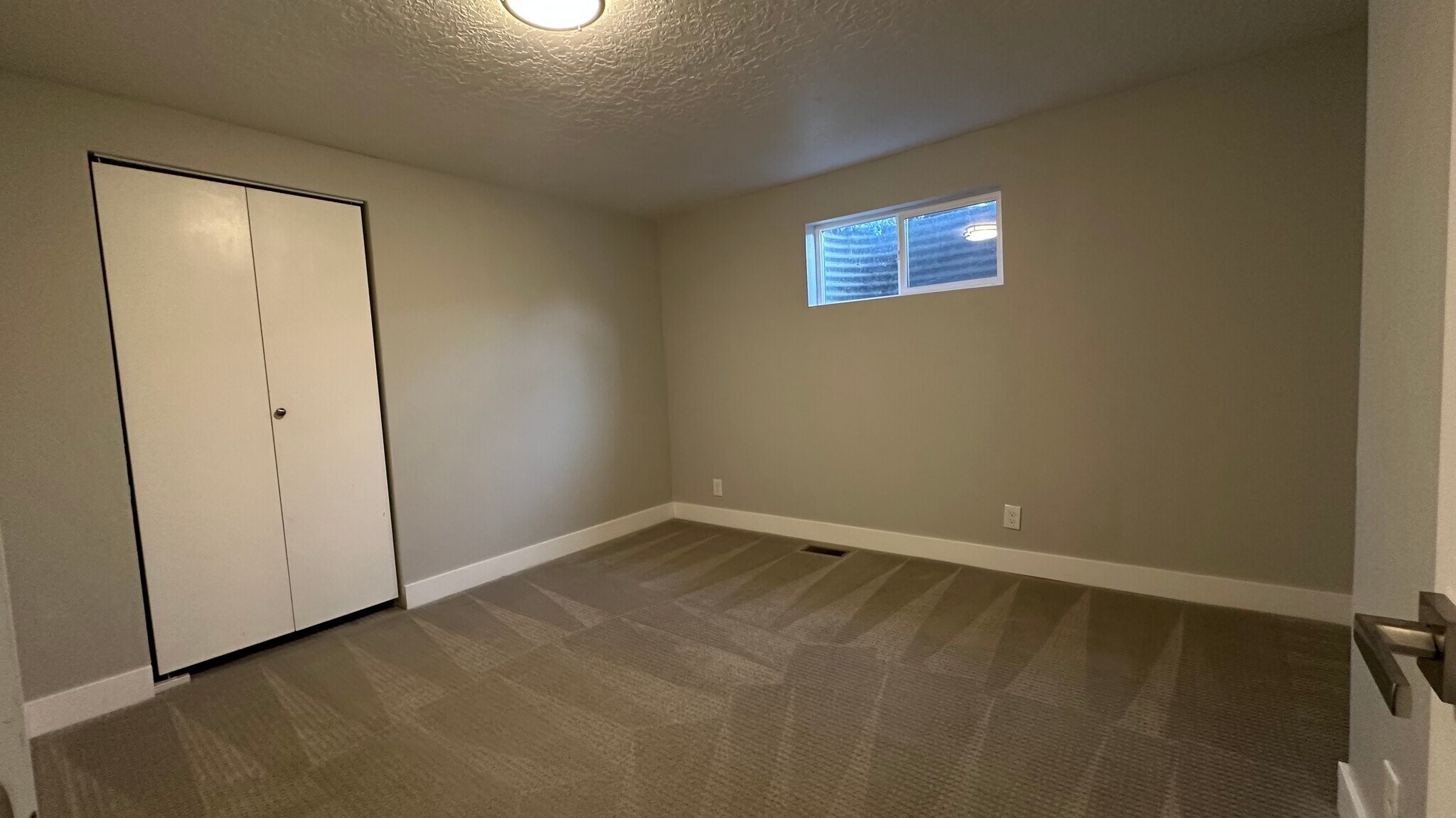 Building Photo - 894 E 840 N