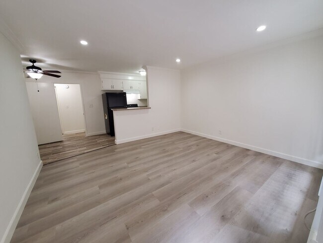 Building Photo - 822 N Mariposa Ave