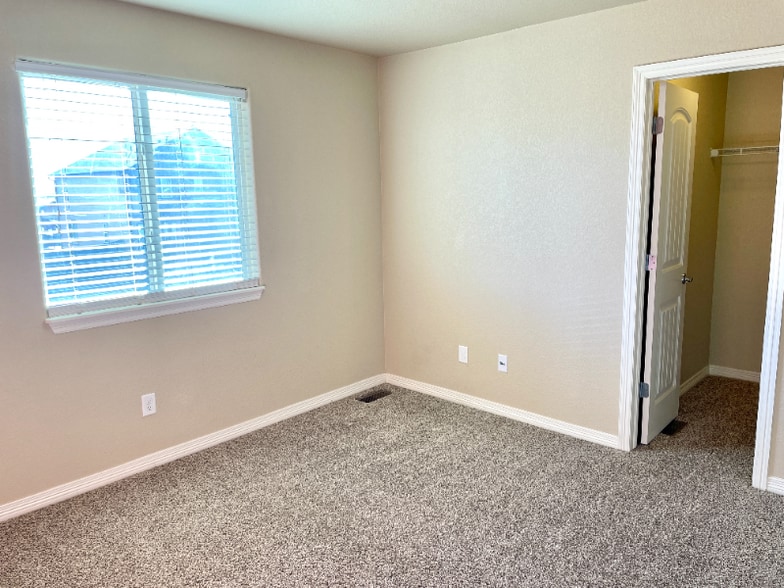 Building Photo - 8053 Pinfeather Dr