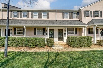 Building Photo - Charming Townhome in Sought-After Williams...