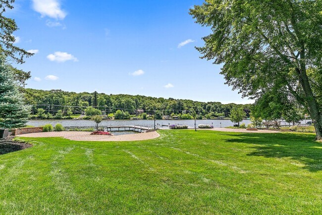 Building Photo - 1037 N Harrison St