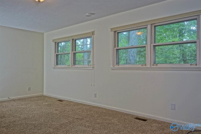 Building Photo - 3038 Heatherhill Dr SE