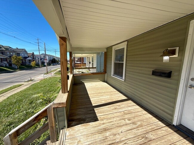 Building Photo - Elegant 3-Bedroom Home with Designer Finishes & Private Backyard!
