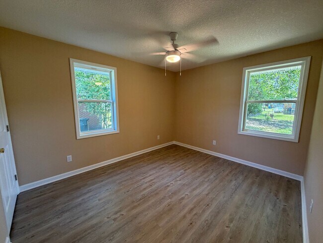Building Photo - 2640 Canary Dr