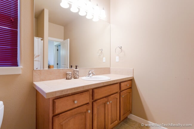 Building Photo - Stunning 3BD | 3BA | Luxury Single Family Home in Orenco | Near Intel & Park | Fenced Yard I Sola...