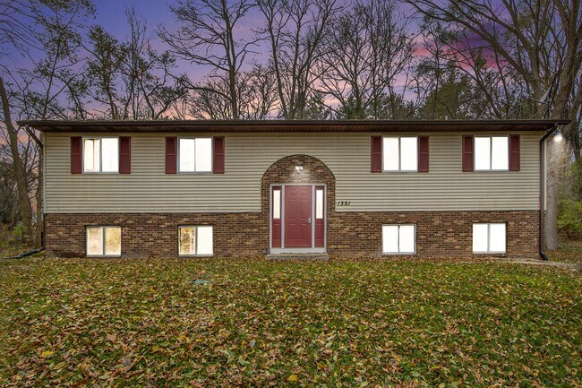 Building Photo - $1049 Renovated 2 bedroom 1 bathroom apartment with wooded views and patio