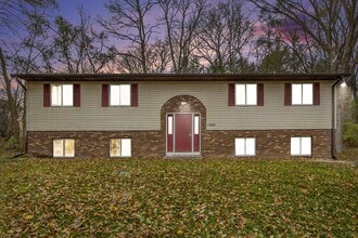 Building Photo - SUMMER MOVE IN SPECIAL- $300 off your move-in before JULY- Newly remodeled 1 bedroom 1 bathroom -...