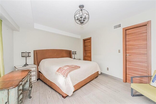 Building Photo - 3567 Shore Pkwy