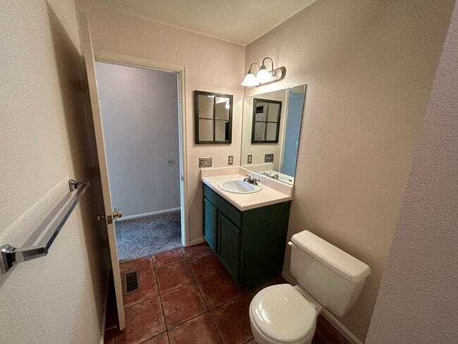 Building Photo - 2 Bed/ 1.5 Bath Home