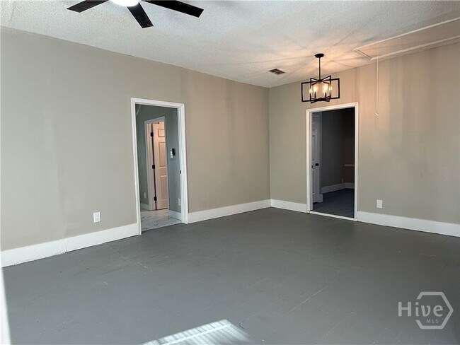 Building Photo - 728 W 39th St