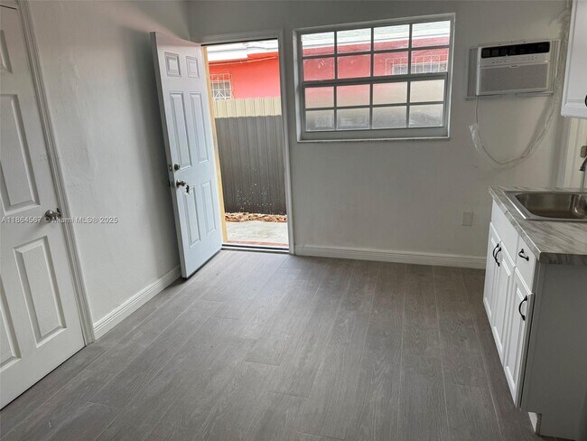 Building Photo - 448 E 40th St