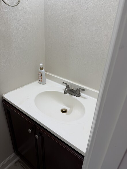 Building Photo - 14722 Hooper Rd