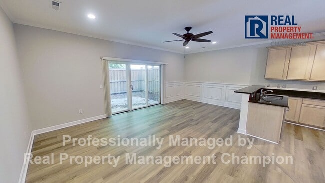 Building Photo - Fabulous End Unit Townhome with Three Master Bedrooms