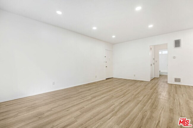 Building Photo - 1426 Cochran Ave