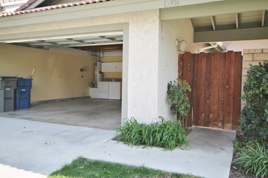 Building Photo - 15916 Rosehaven Ln