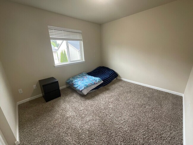 Building Photo - Spacious 4 bedroom Home