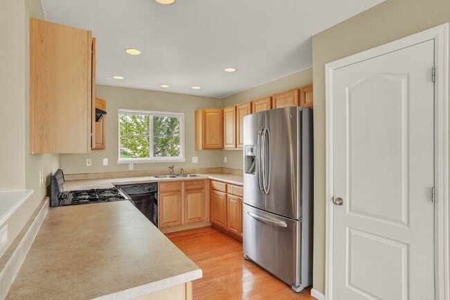 Building Photo - Low-Maintenance Northgate Home with Loft, Fireplace, and Mountain Views