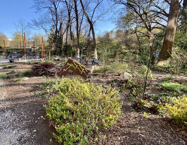 Building Photo - 610 Trent Dr