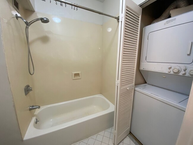 Building Photo - 1 bed/1 bath in a luxury building on St. C...