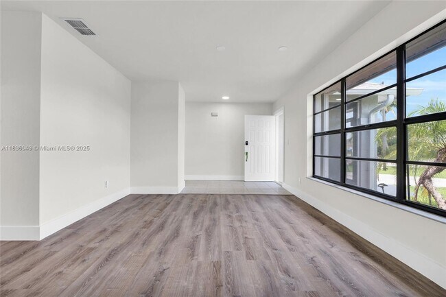 Building Photo - 709 SW 9th Ave