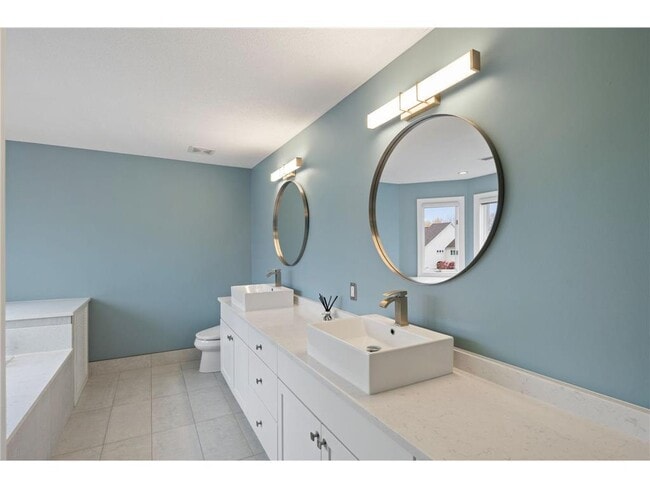 Building Photo - 517 River St