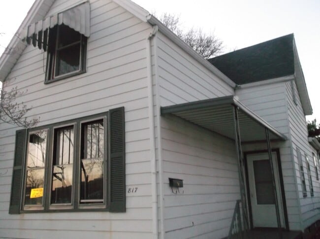 Primary Photo - 4 Bed, 2 Bath/Remodled