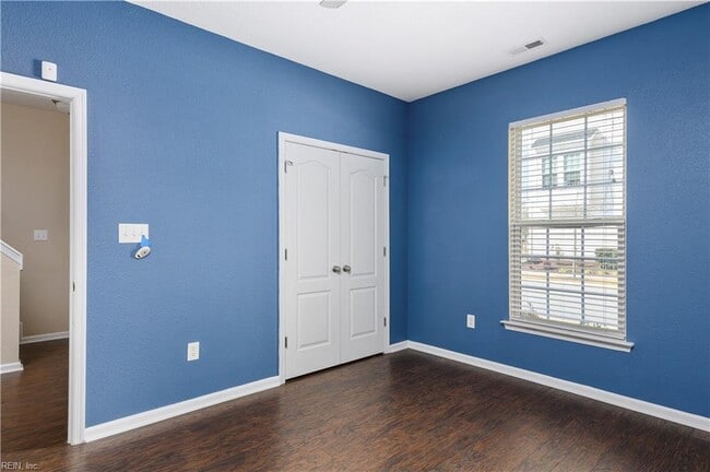 Building Photo - 4956 Almandine Ave