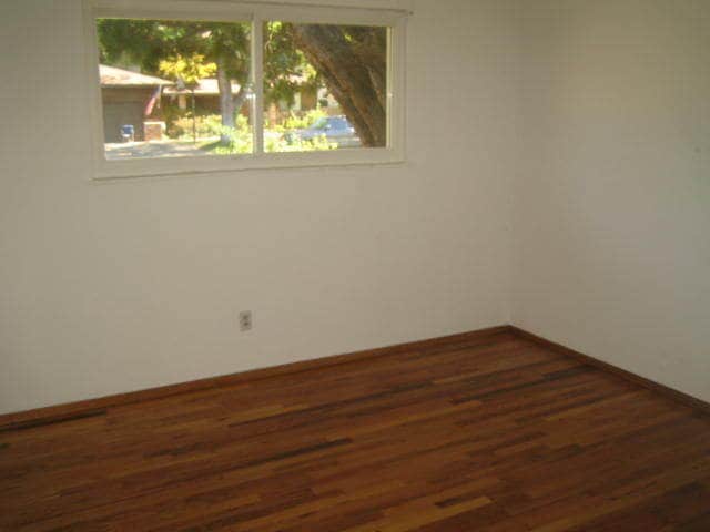 Building Photo - 2 bedroom 1 bath Cute home and Large Backy...